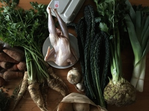 Her er grøntsager, æg, suppehøne fra den økologiske gårdbutik Stengården i Birkerød. Foto Klinken november 2014 